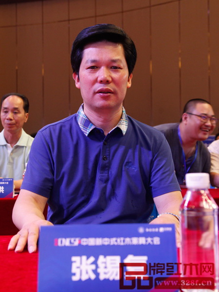 全国工商联艺术红木家具专业委员会主席团主席、五华红木家具协会会长、中山东成红木董事长张锡复