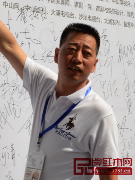 品牌红木家具经销商联盟主席团主席、呼和浩特文宝轩家具董事长柔关平
