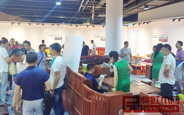 首届中国新中式红木家具大会观展人数不断攀升